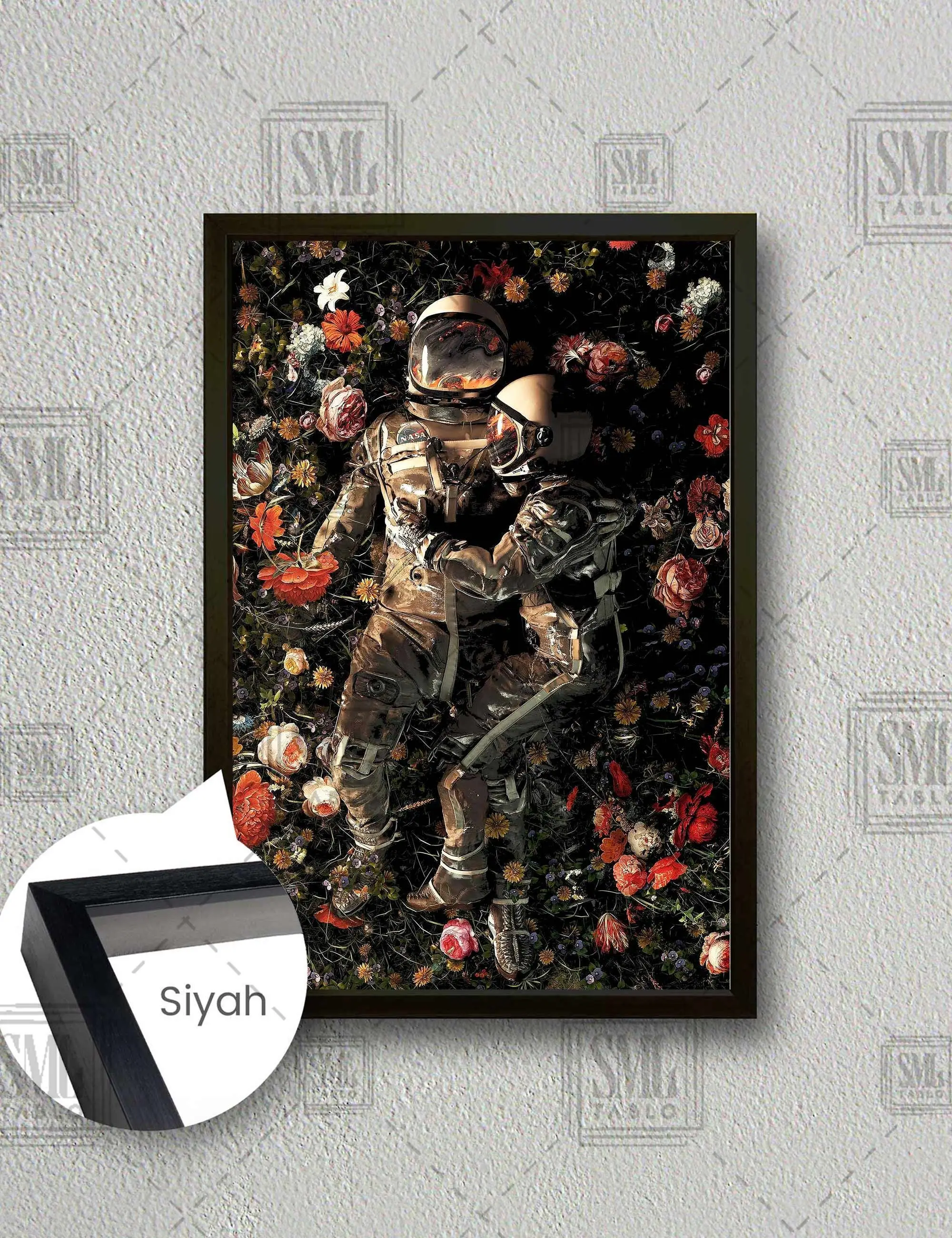 Çiçek Bahçesinde Sarılan Romantik Astronot Çift Nasa Çerçeveli Dikey Kanvas Tablo - Siyah