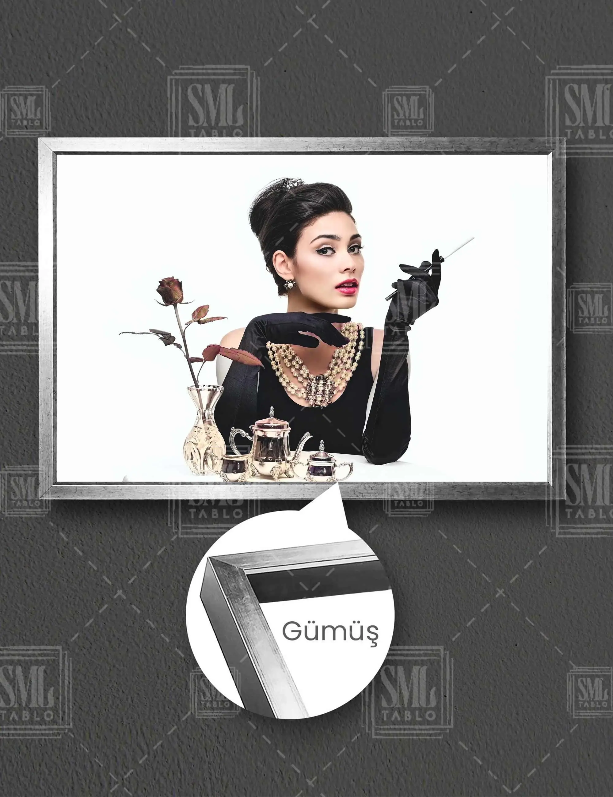 Elinde Kırmızı Gülle Audrey Hepburn Breakfast At Tiffanys Filmi Çerçeveli Yatay Kanvas Tablo - Gümüş