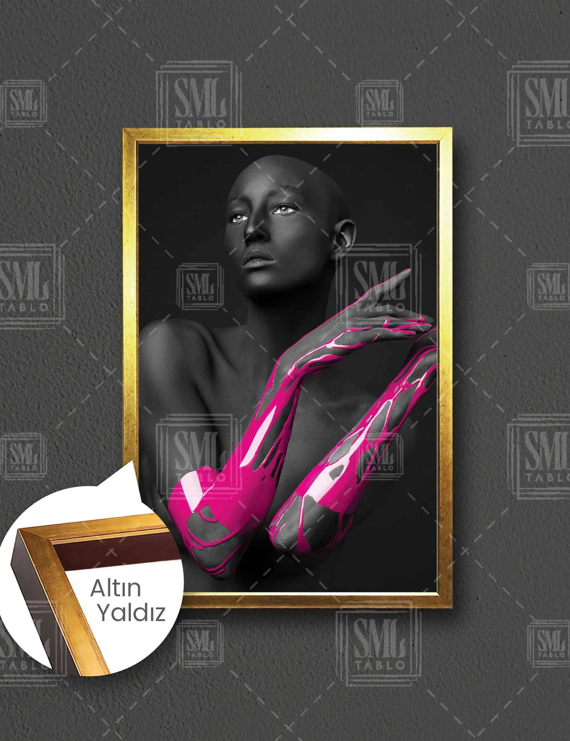 Elleri Pembe Boyalı Model Magenta Dekor Çerçeveli Dikey Kanvas Tablo
