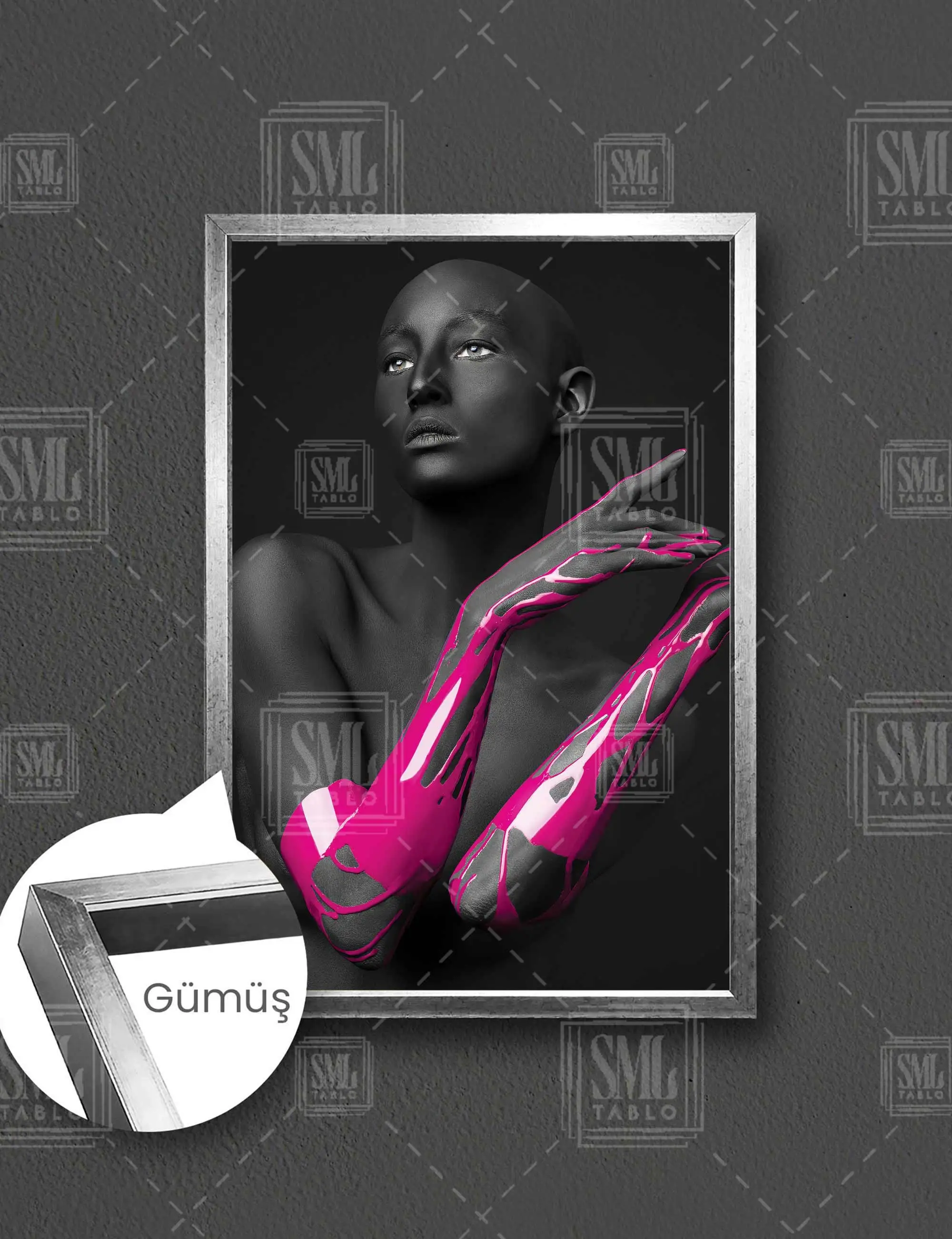 Elleri Pembe Boyalı Model Magenta Dekor Çerçeveli Dikey Kanvas Tablo - Gümüş