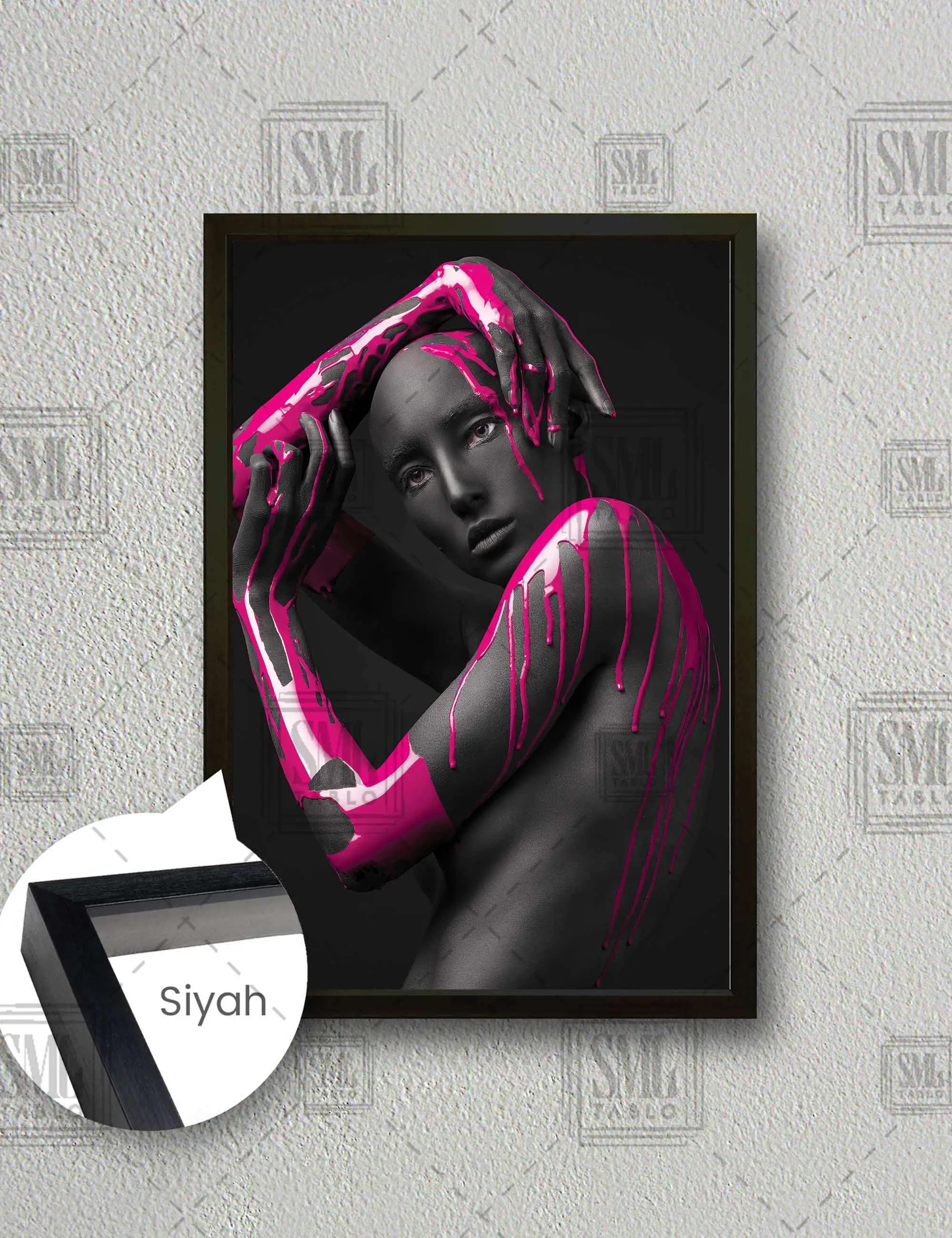 Elleri Pembe Boyalı Poz Veren Model Magenta Dekor Çerçeveli Dikey Kanvas Tablo - Siyah