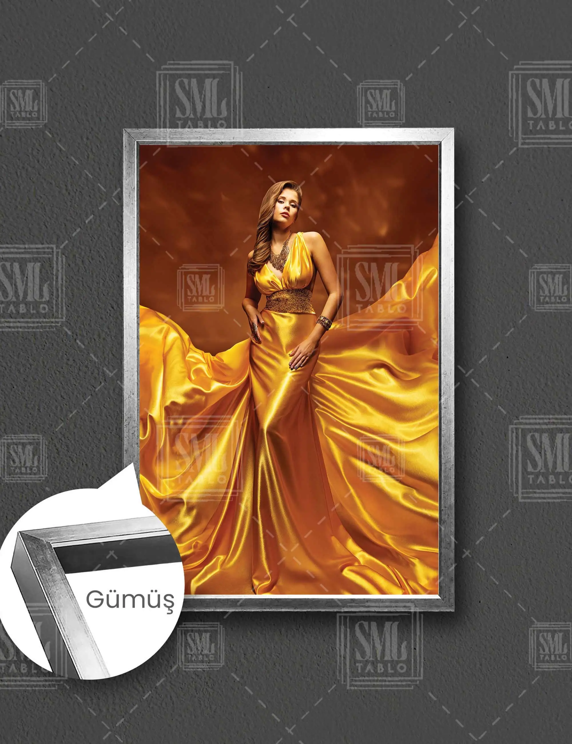 Gold Abiye Elbiseli Altın Aksesuarlı Model Çerçeveli Dikey Kanvas Tablo - Gümüş