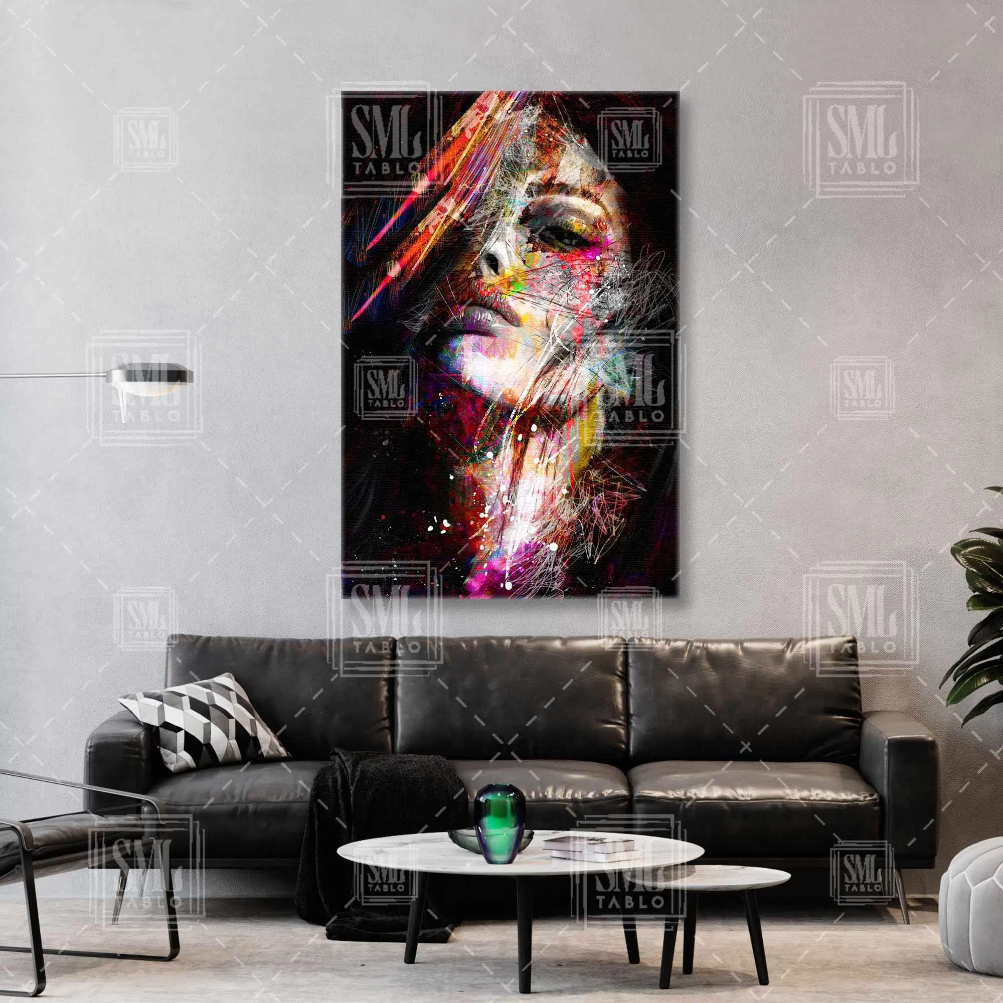 Grafiti Detaylı Çizgili Renkli Kadın Portresi Dikey Kanvas Tablo