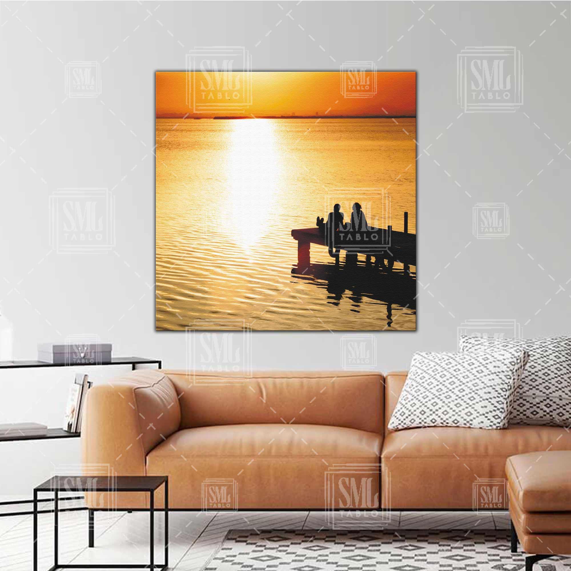 Gün Batımı İskelede Oturan Çift Aşk Love Huzur Tatil Manzara Kare Kanvas Tablo Gün Batımı İskelede Oturan Çift Aşk Love Huzur Tatil Manzara Kare Kanvas Tablo