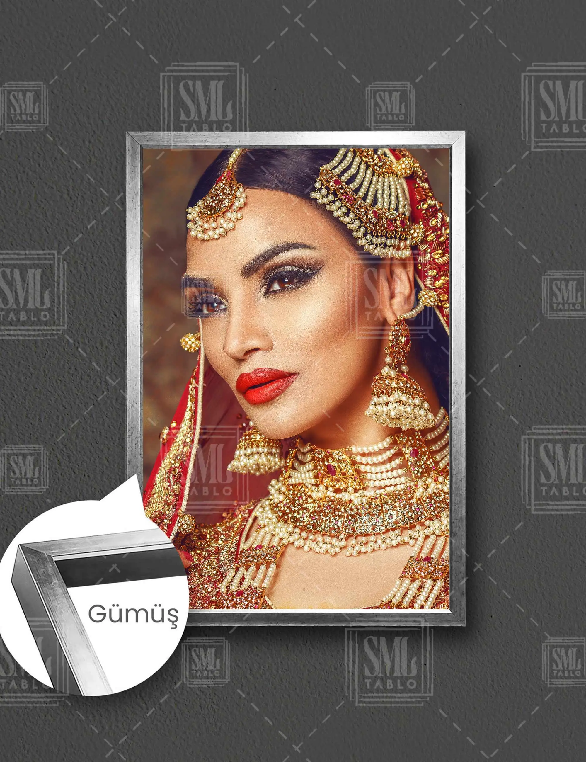 İşlemeli Kırmızı Kına Kıyafeti İnci Aksesuarlar Henna Night Çerçeveli Dikey Kanvas Tablo - Gümüş