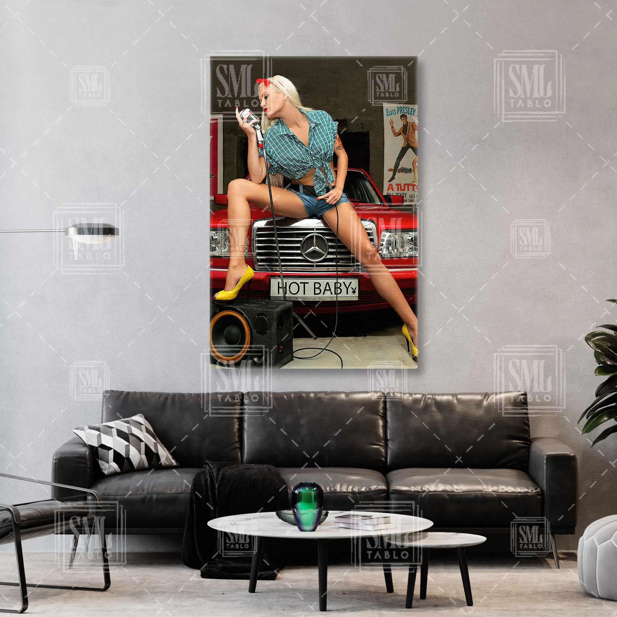 Kırmızı Mercedes Ve Şarkı Söyleyen Pin Up Kadın Dikey Kanvas Tablo