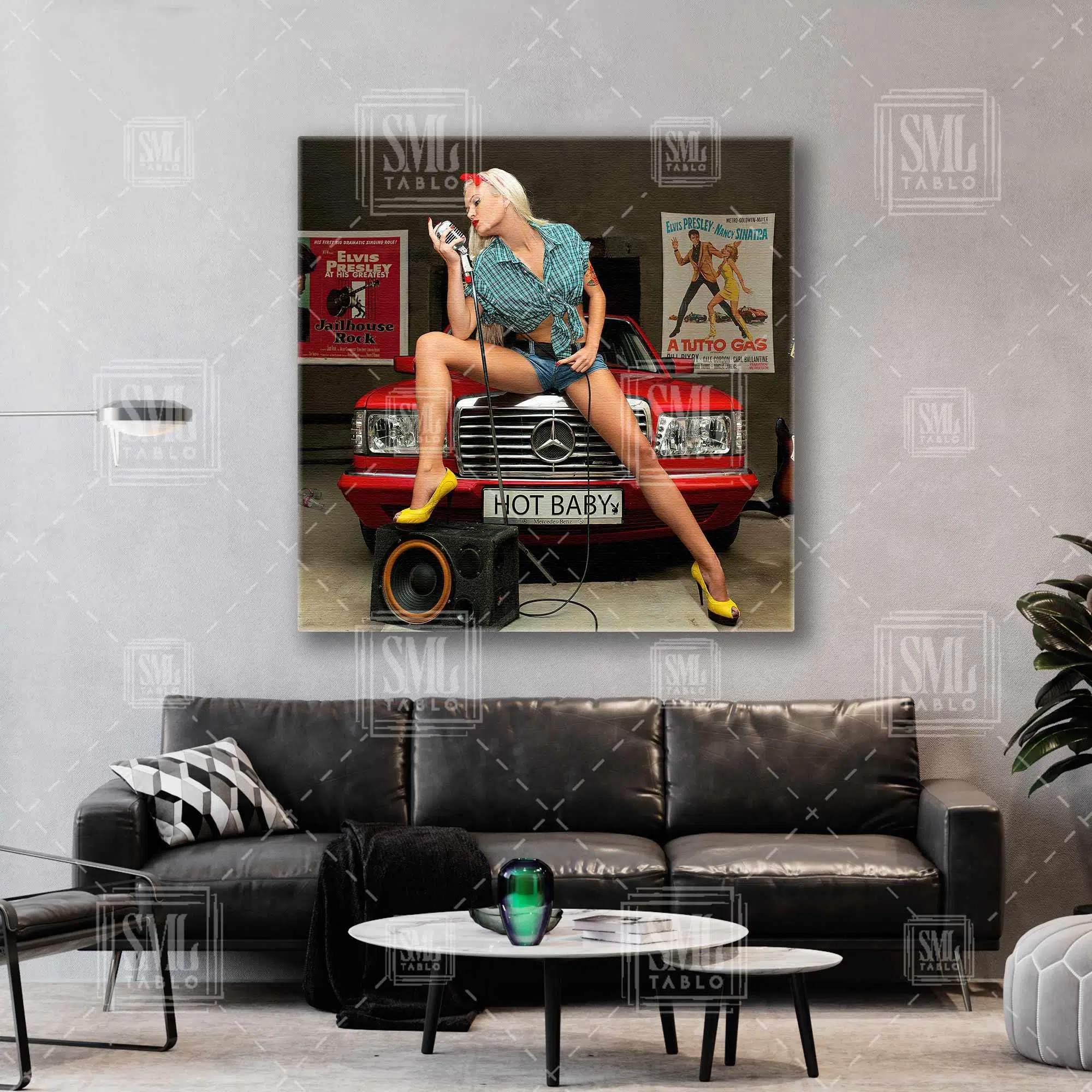 Kırmızı Mercedes Ve Şarkı Söyleyen Pin Up Kadın Kare Kanvas Tablo