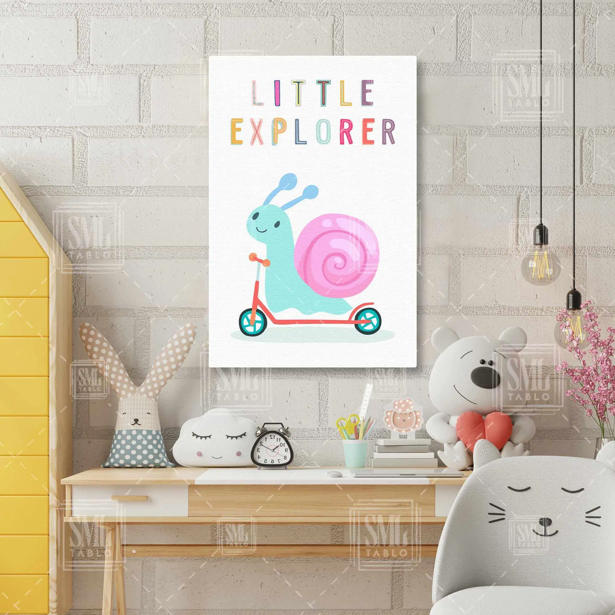 Küçük Kaşif Scooterlı Sümüklü Böcek Çocuk Odası Dikey Kanvas Tablo
