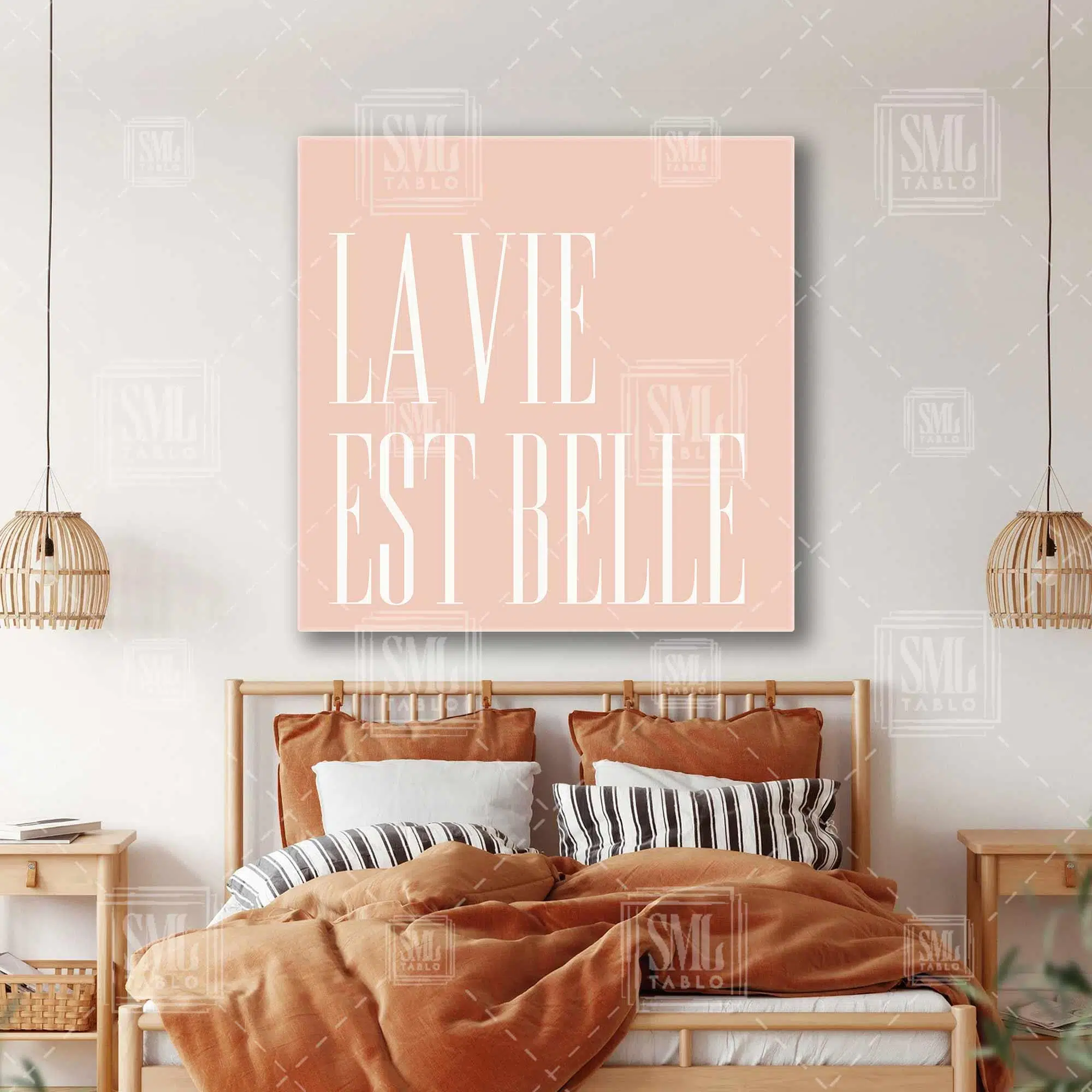 La Vie Est Belle Pembe Tipografik Kare Kanvas Tablo