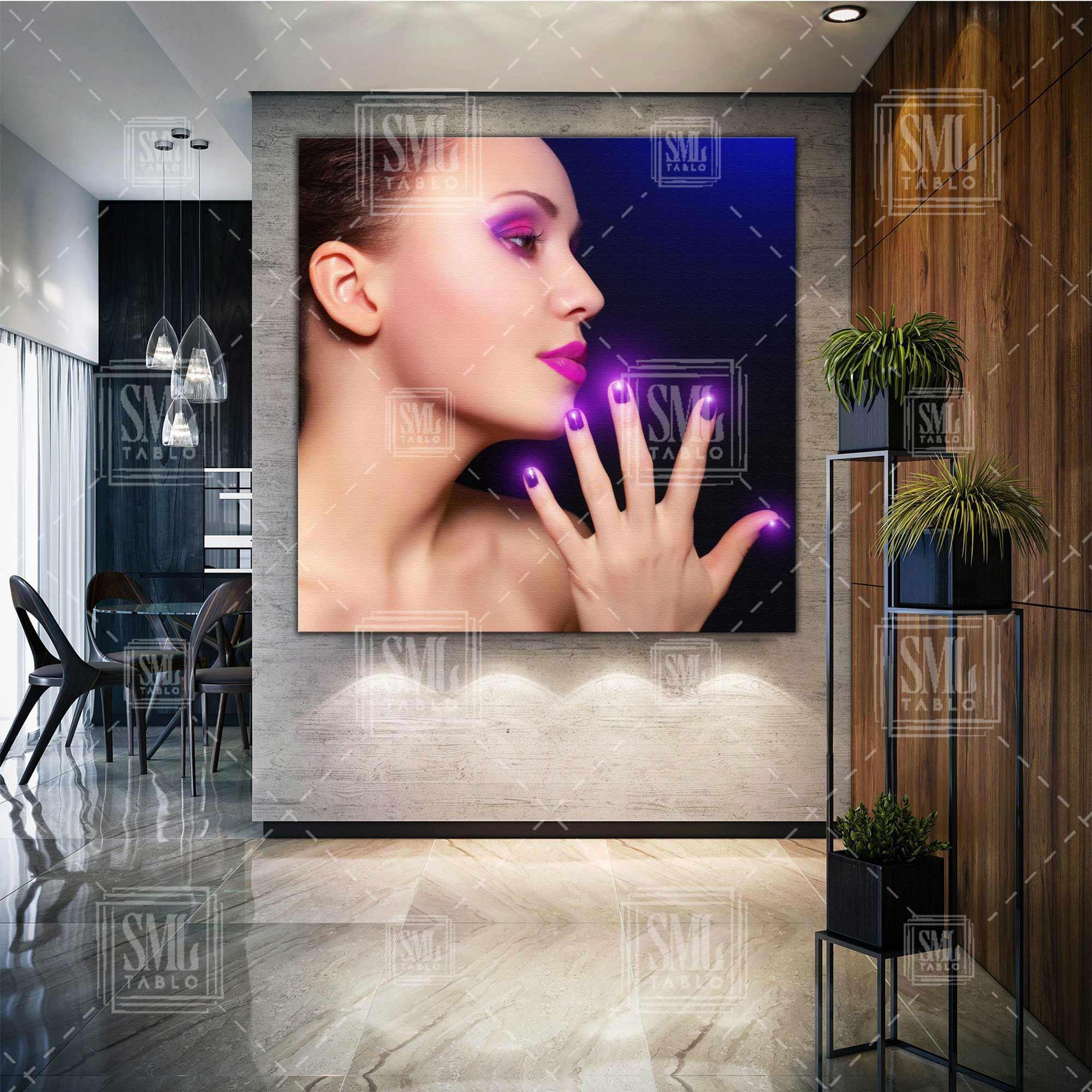 Mor Makyajlı Parlayan Ojeli Kadın Model Woman Kuaför Dekoratif Modern Kare Kanvas Tablo Mor Makyajlı Parlayan Ojeli Kadın Model Woman Kuaför Dekoratif Modern Kare Kanvas Tablo
