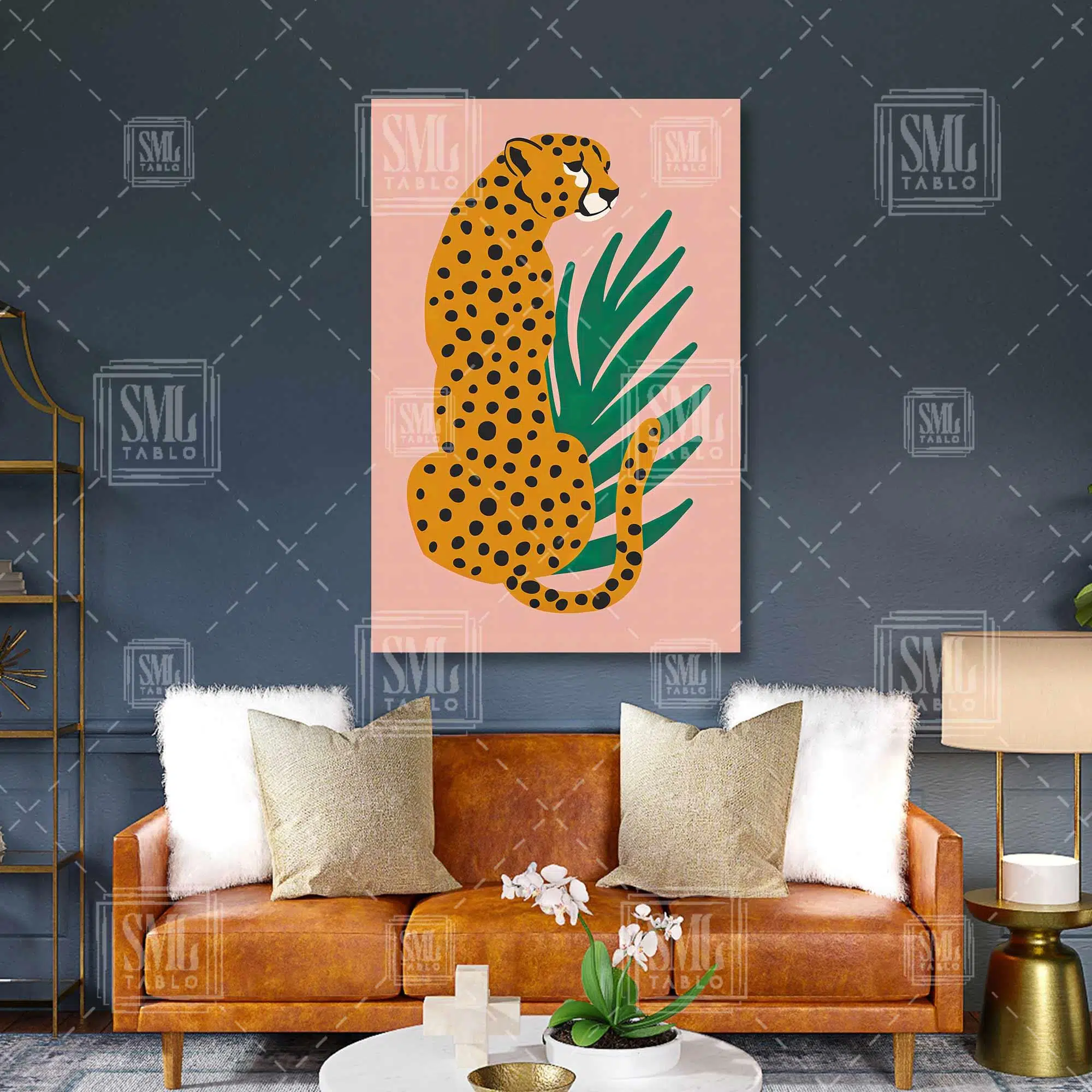 Pembe Fonlu Yeşil Bitki Önünde Duran Kaplan Minimal Dikey Kanvas Tablo