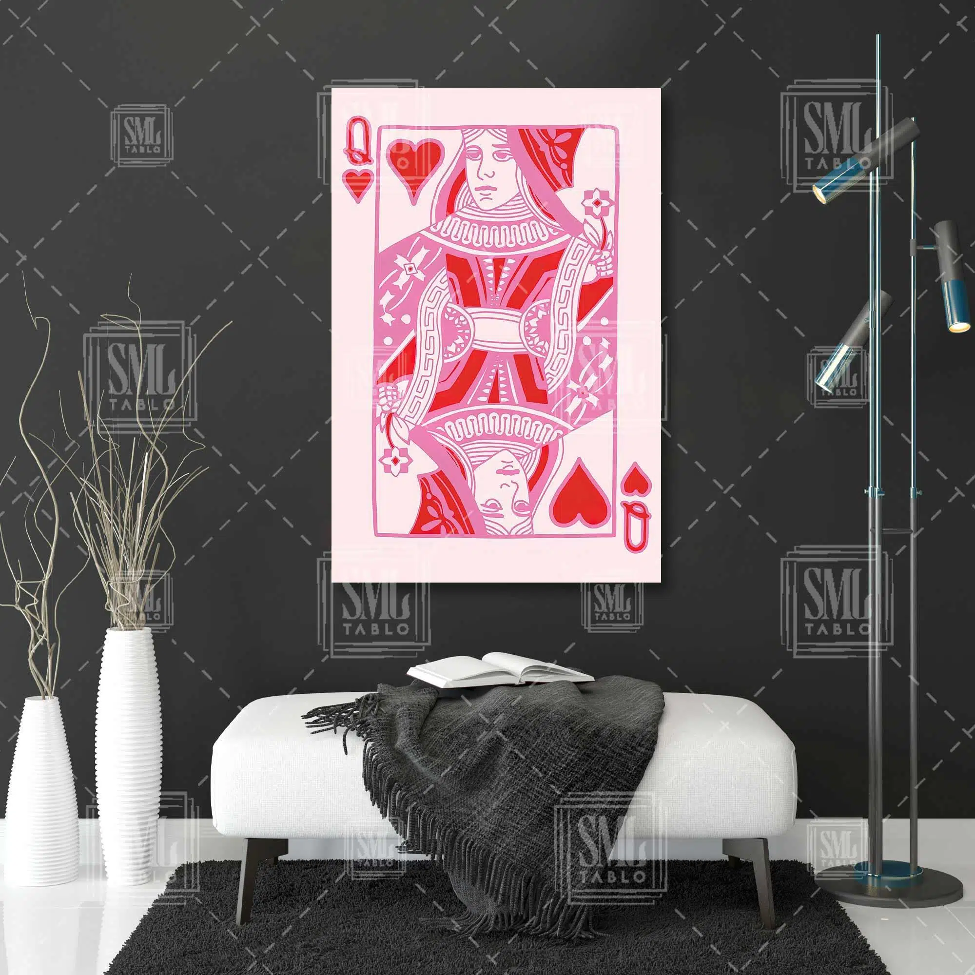 Pembe Tonlu Kupa Kızı Minimal Dikey Kanvas Tablo