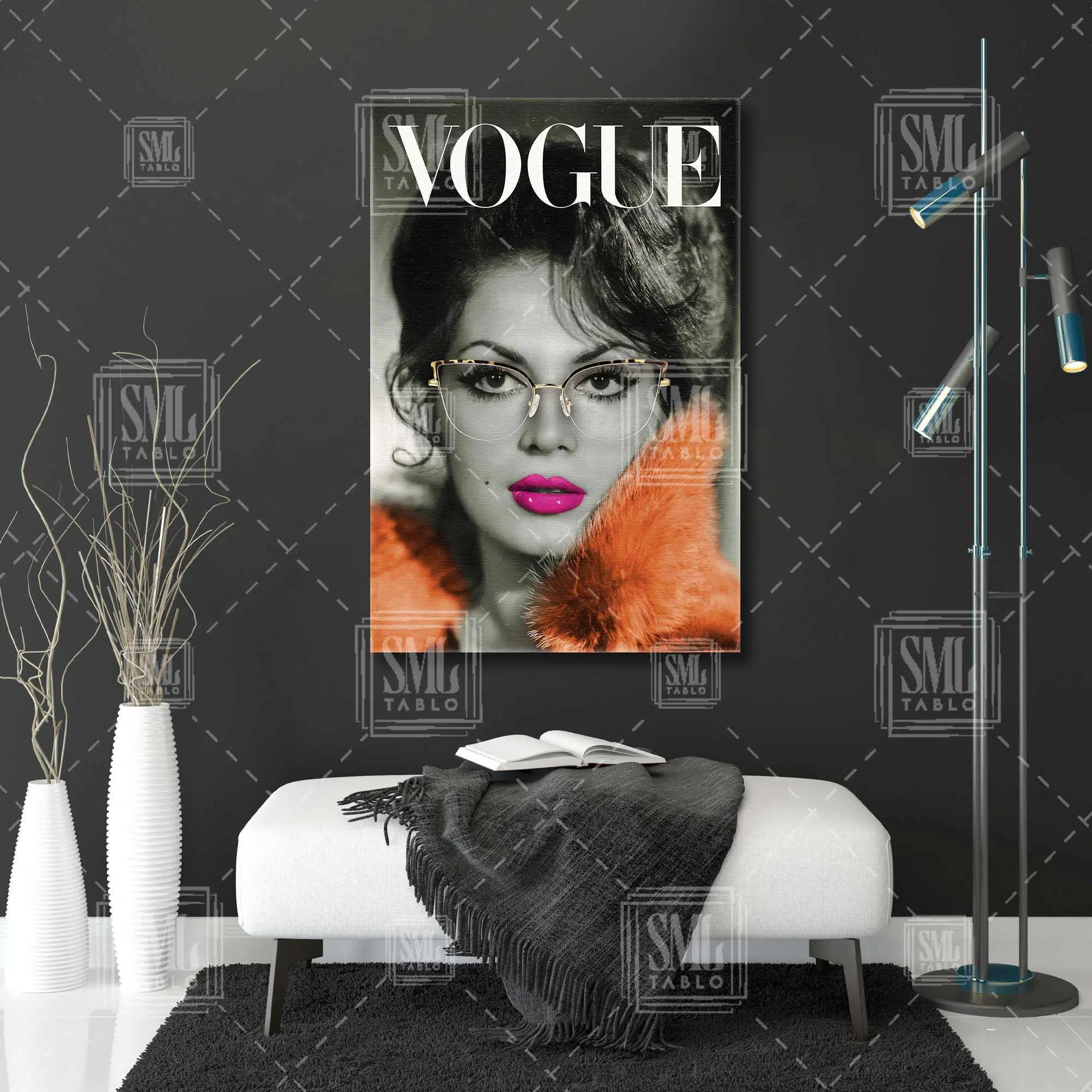 Türkan Şoray Sultan Vogue Dergi Kapağı Pembe Rujlu Dikey Kanvas Tablo