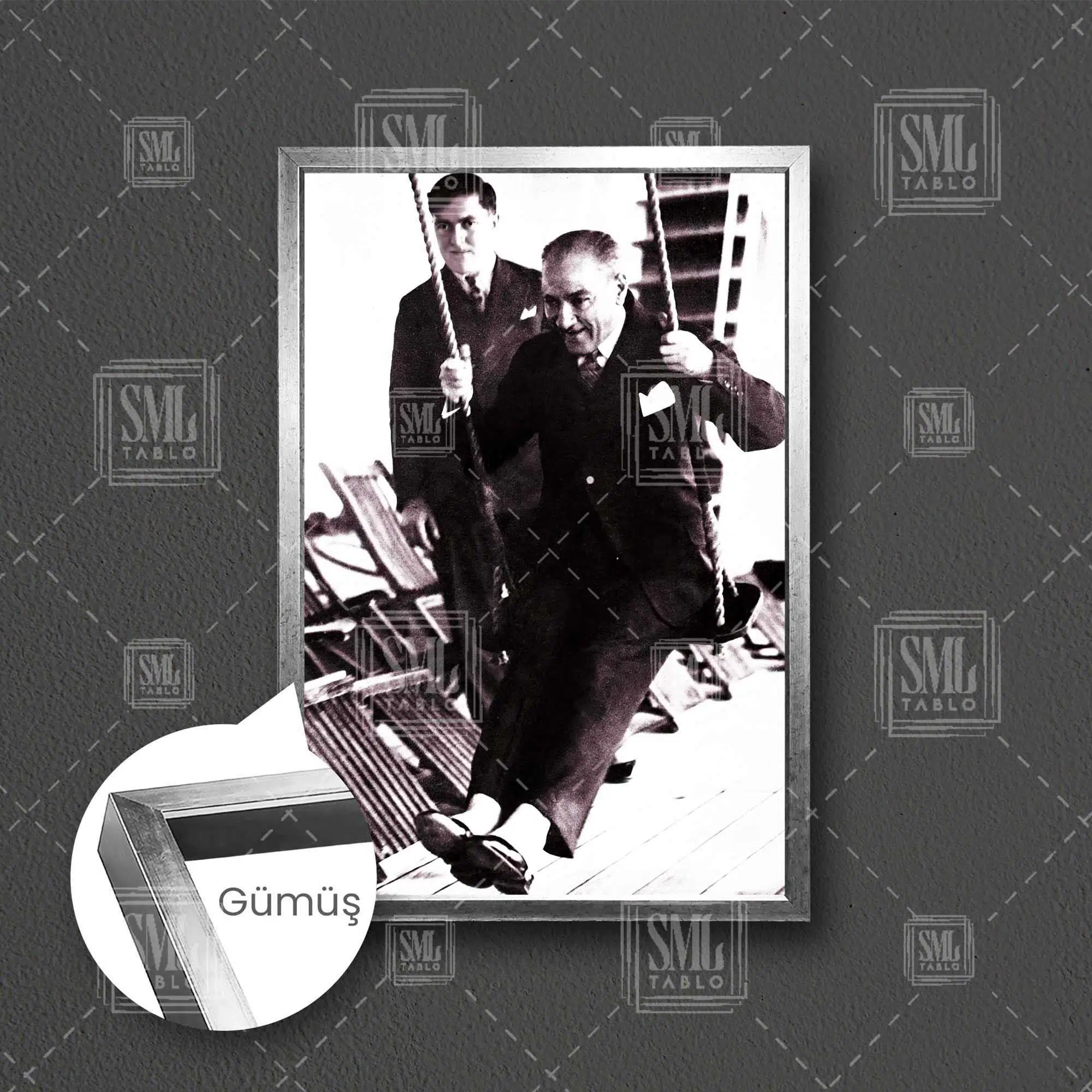 Mustafa Kemal Atatürk Karizma Asalet Siyah Beyaz Fotoğraf Salıncak Çerçeveli Dikey Kanvas Tablo - Gümüş
