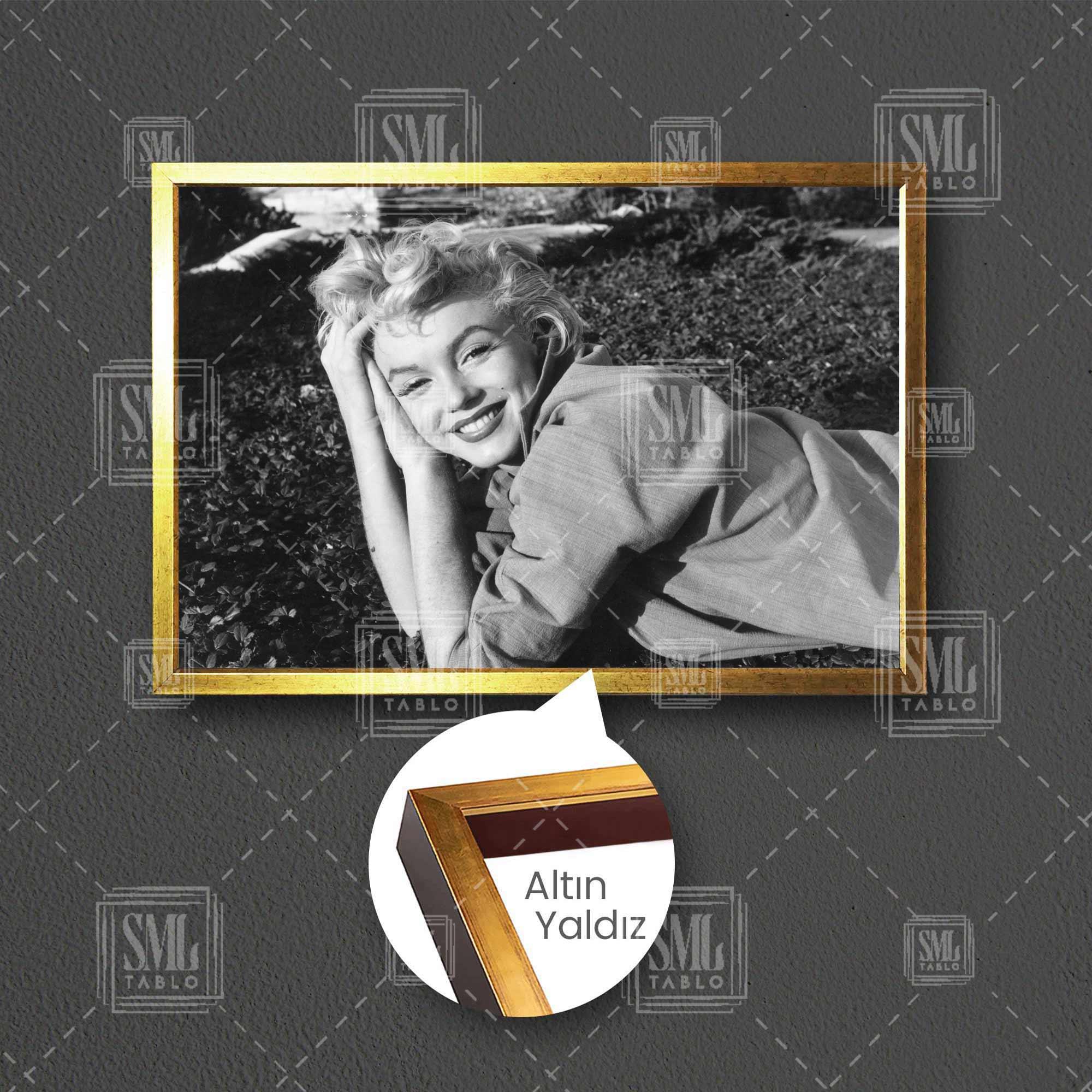 Sahilde Marilyn Monroe Kumsal Deniz Huzur Nostalji Çerçeveli Yatay Kanvas Tablo Sahilde Marilyn Monroe Kumsal Deniz Huzur Nostalji Çerçeveli Yatay Kanvas Tablo