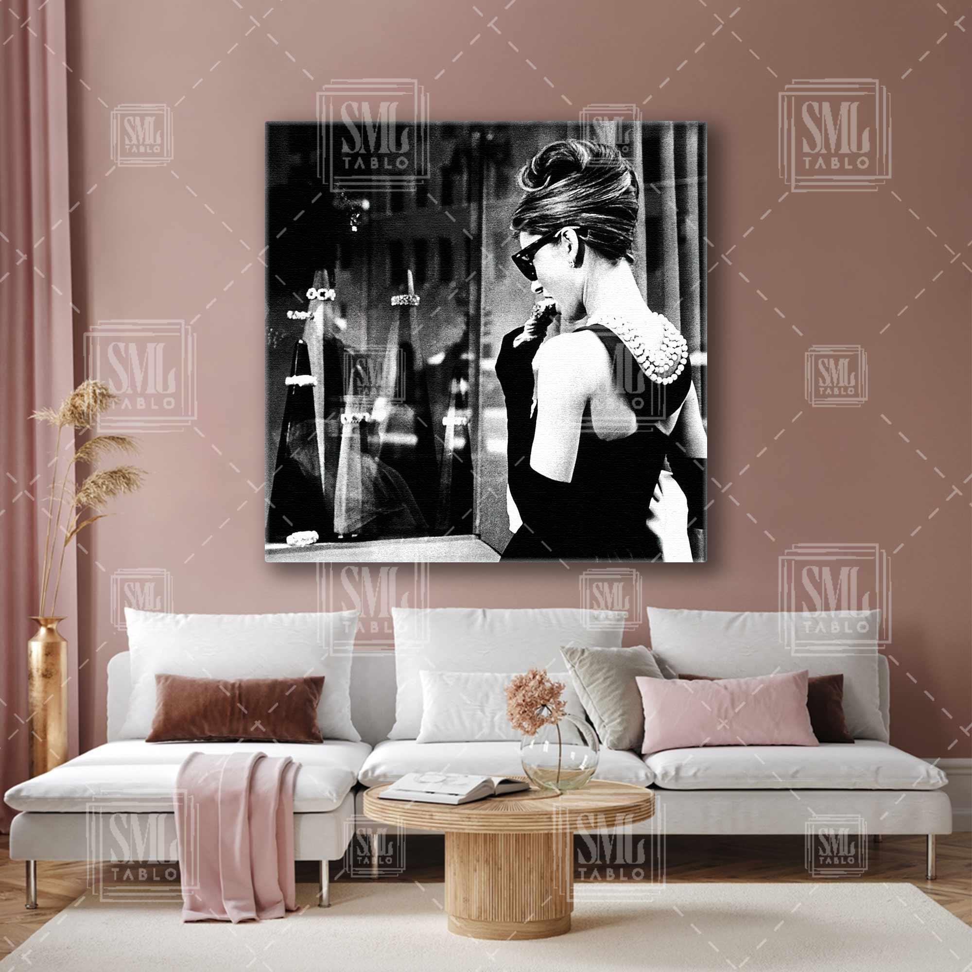 Audrey Hepburn Mücevherlere Bakan Kadın İkon Kare Kanvas Tablo Audrey Hepburn Mücevherlere Bakan Kadın İkon Kare Kanvas Tablo