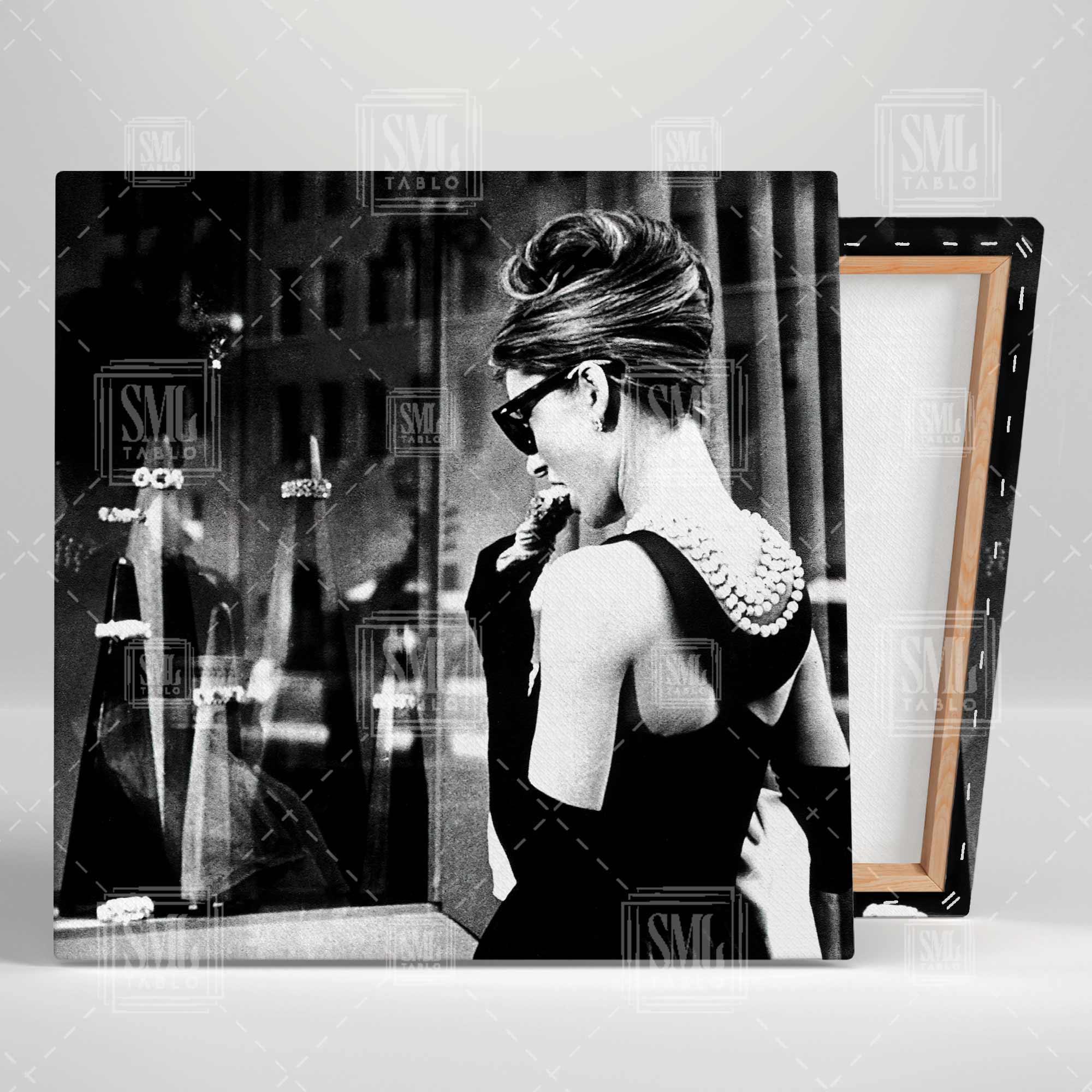 Audrey Hepburn Mücevherlere Bakan Kadın İkon Kare Kanvas Tablo Audrey Hepburn Mücevherlere Bakan Kadın İkon Kare Kanvas Tablo