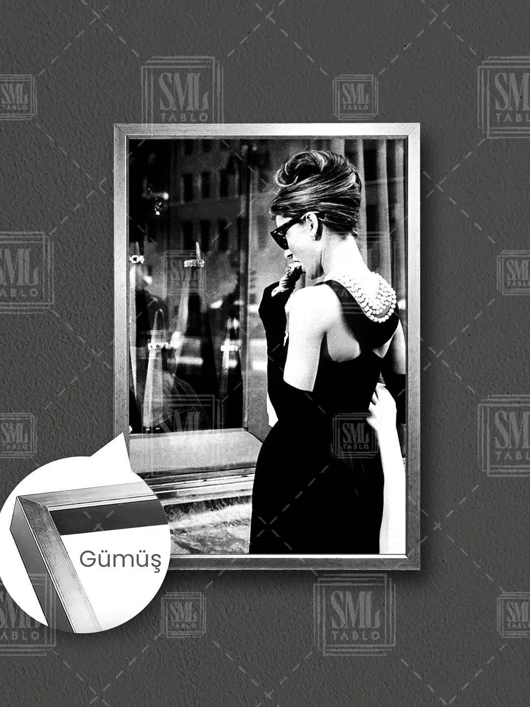 Audrey Hepburn Breakfast At Tiffanys Film Moda İkonu Çerçeveli Dikey Kanvas Tablo - Gümüş
