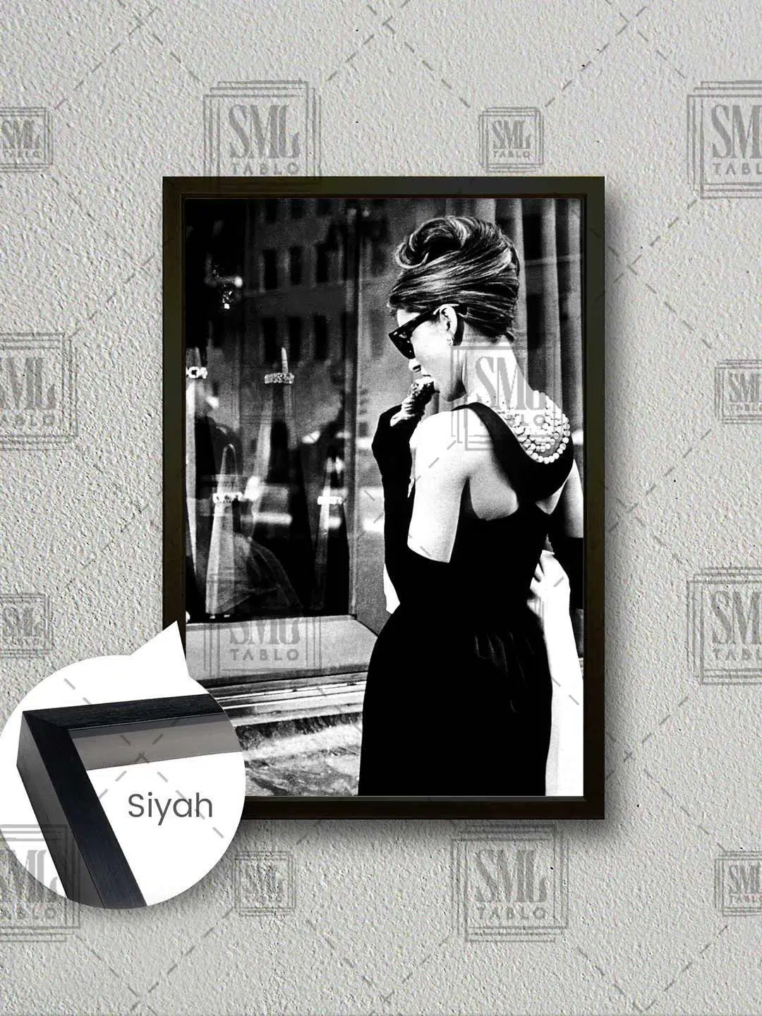 Audrey Hepburn Breakfast At Tiffanys Film Moda İkonu Çerçeveli Dikey Kanvas Tablo - Siyah