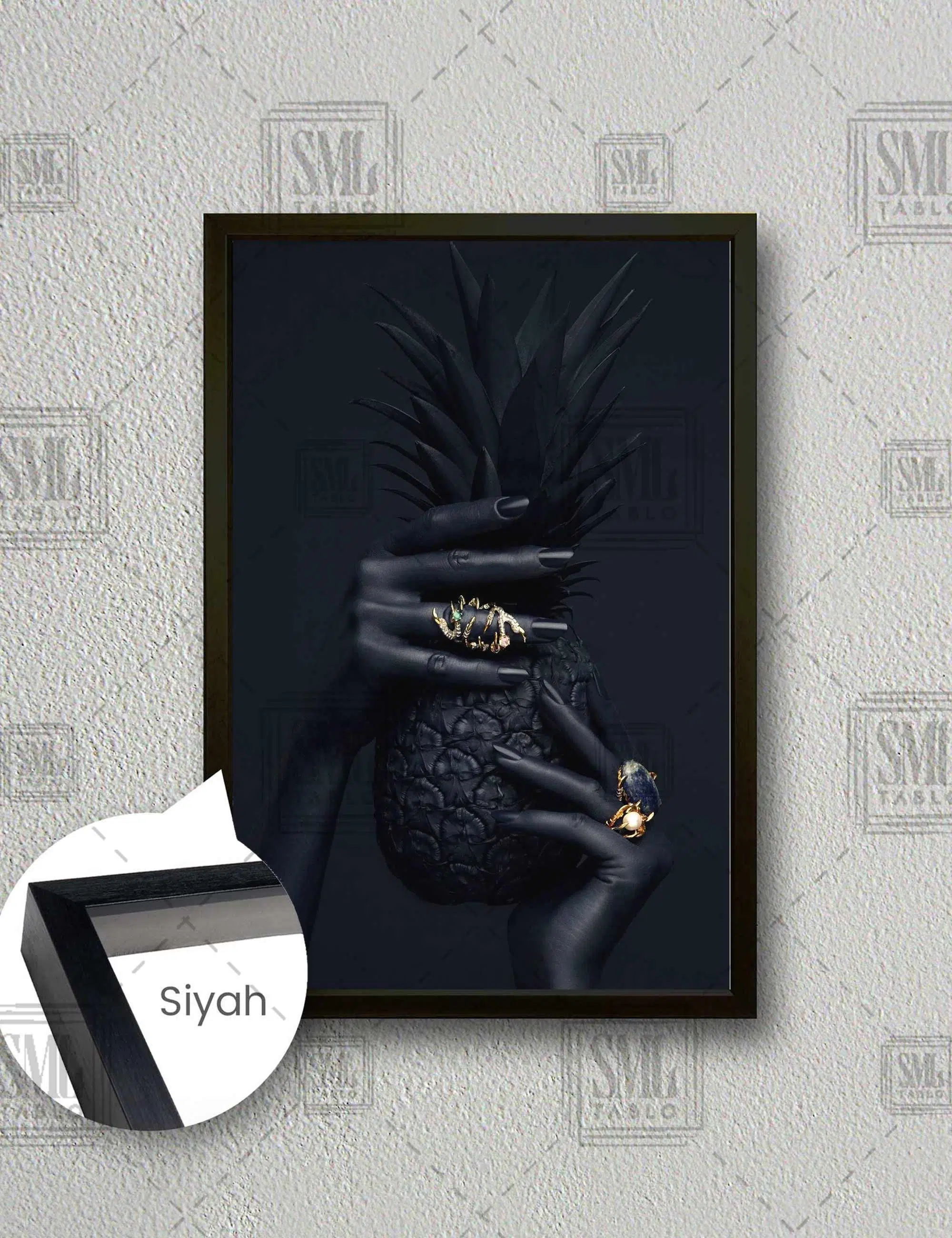 Afrikalı Kadın Siyah El Ananas İnci Yüzüklü Altın Takılı Model Dikey Çerçeveli Kanvas Tablo - Siyah