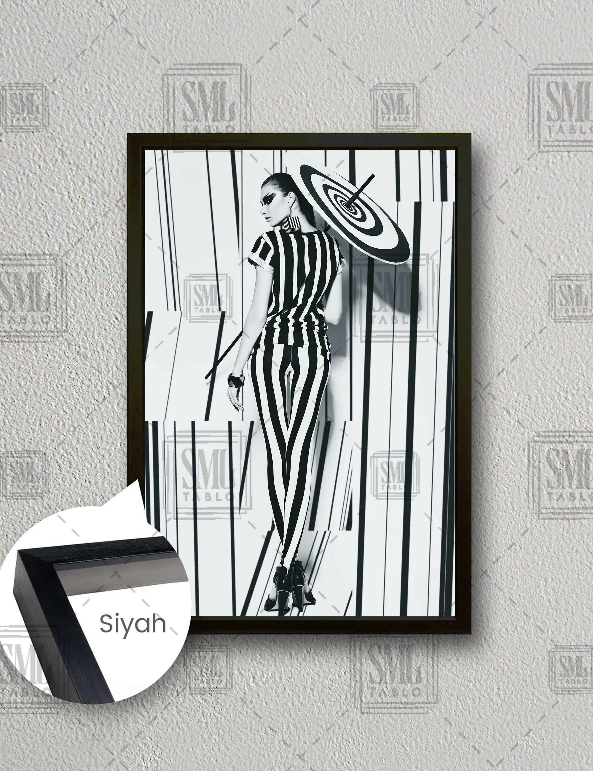 Siyah Beyaz Çizgili Kıyafetli Kadın Model Dekoratif Şemsiye Dikey Çerçeveli Kanvas Tablo - Siyah