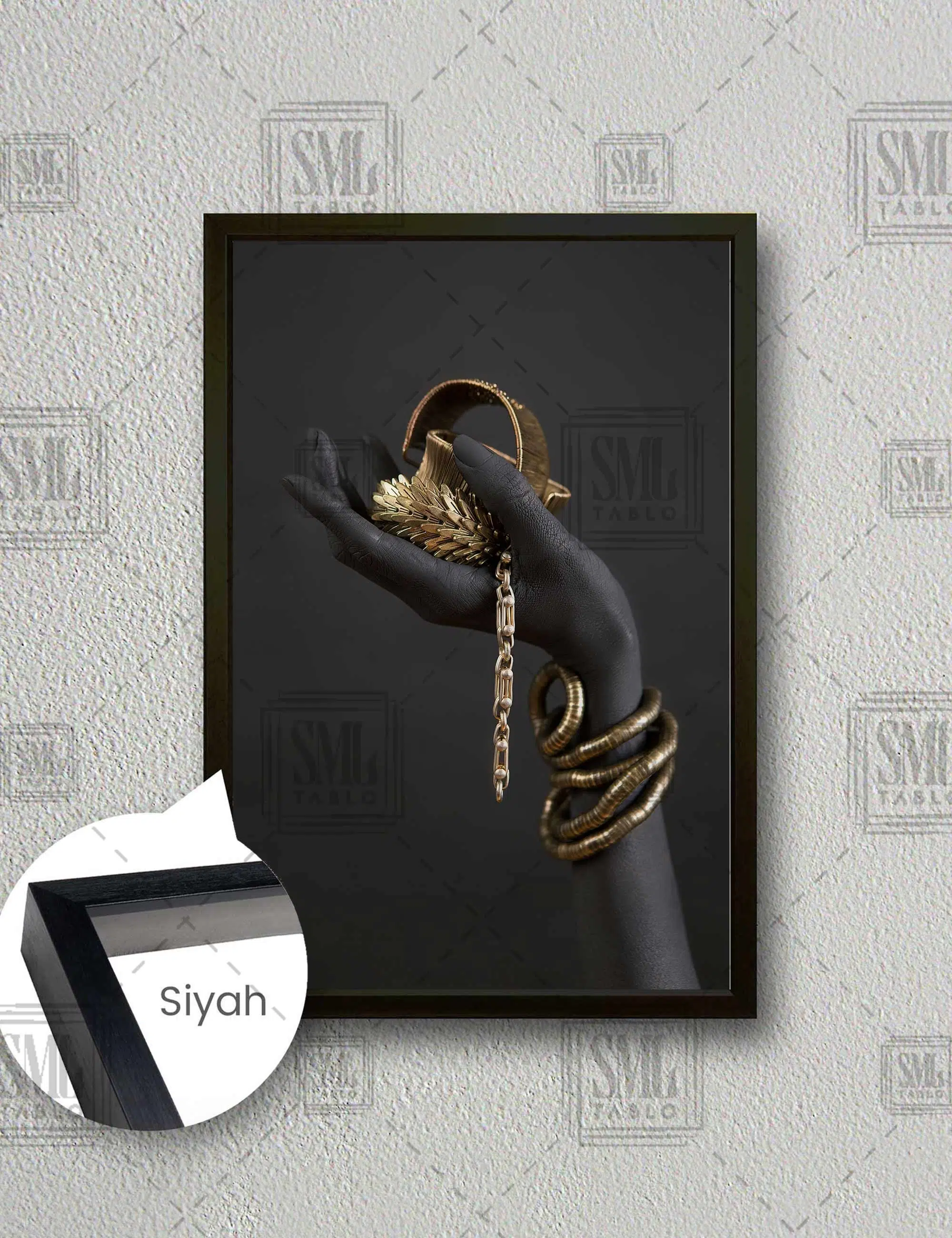 Altın Takılar Tutan Afrikalı Kadın Eli Gold Dekor Dikey Çerçeveli Kanvas Tablo - Siyah