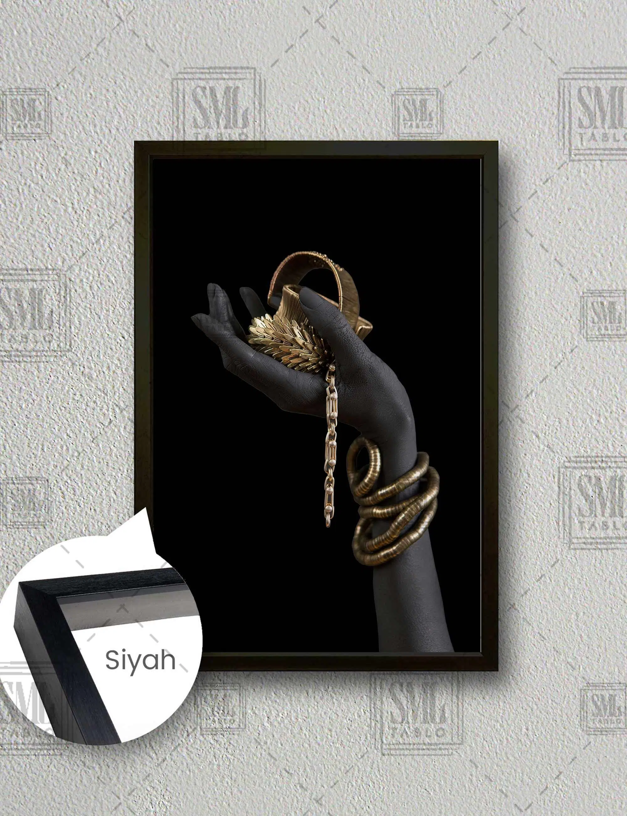 Altın Takılar Tutan Afrikalı Kadın Eli Gold Dekor Siyah Dikey Çerçeveli Kanvas Tablo - Siyah
