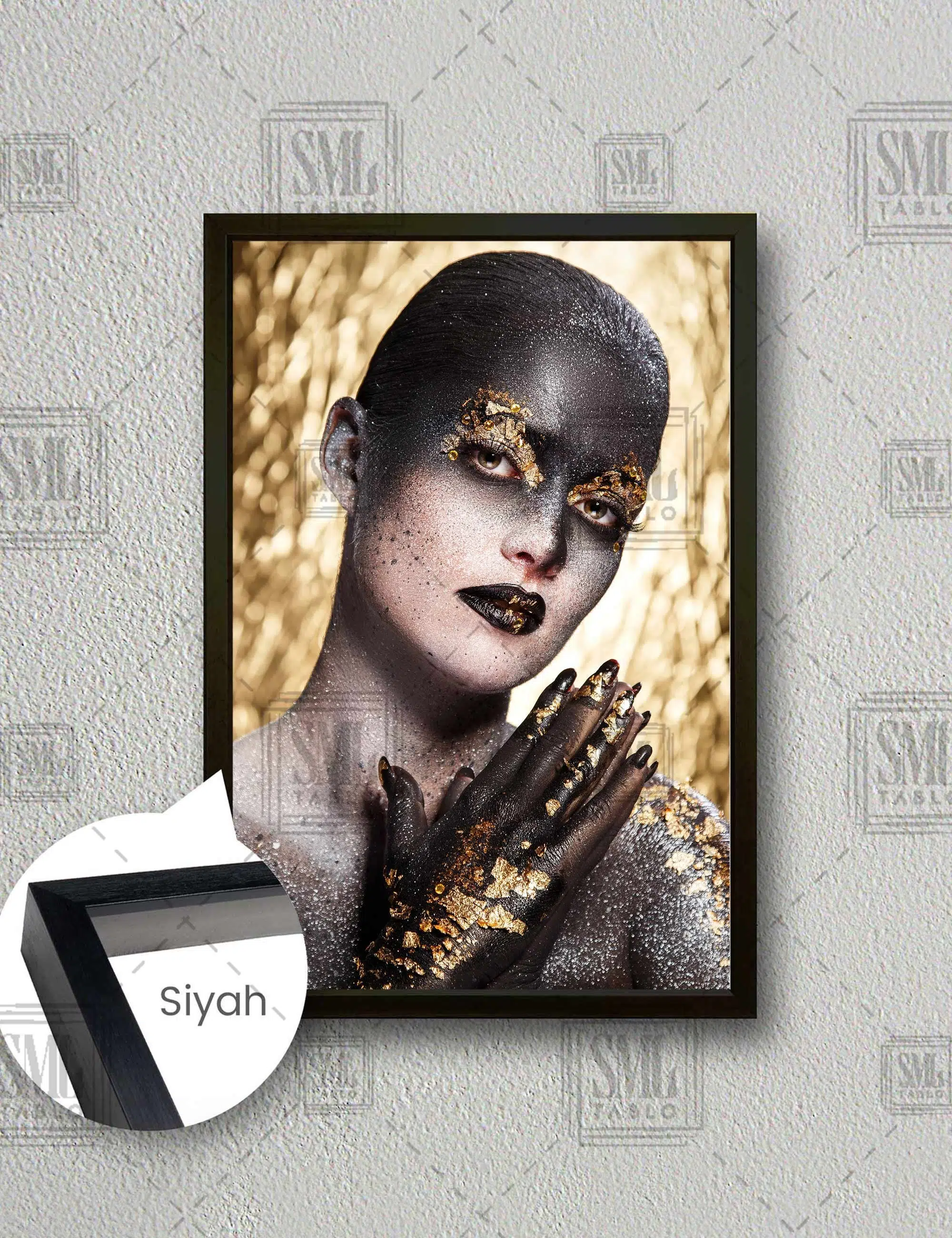 Gold Ve Siyah Makyajlı Kadın Dikey Çerçeveli Kanvas Tablo - Siyah