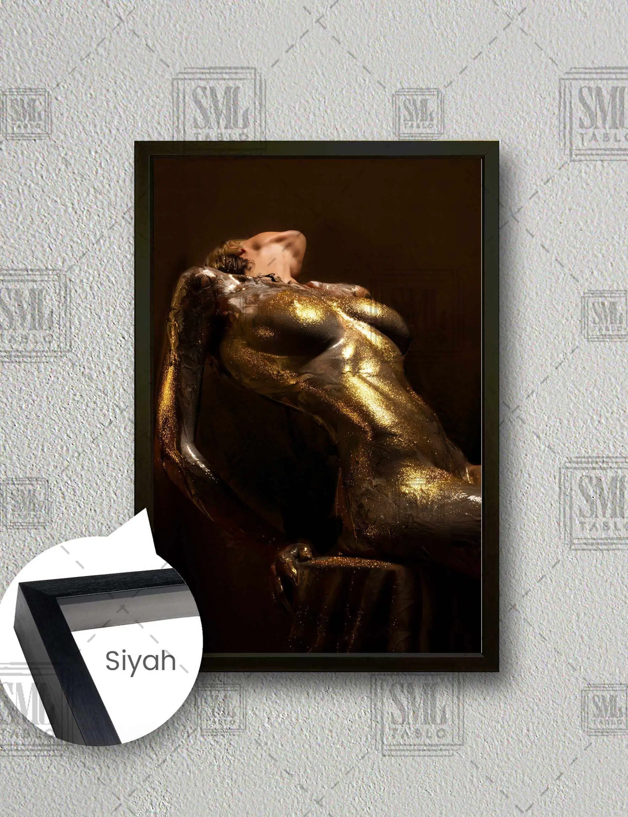 Altın Simli Poz Veren Nü Kadın Gold Pırıltı Dekorasyon Dikey Çerçeveli Kanvas Tablo - Siyah