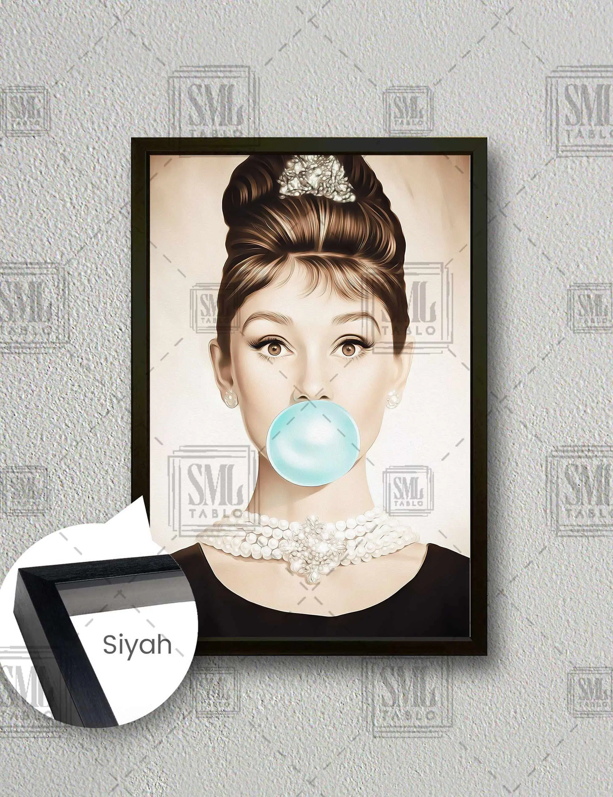 Audrey Hepburn İnci Kolye Mavi Sakız Balonu Efsane Oyuncu Dikey Çerçeveli Kanvas Tablo - Siyah