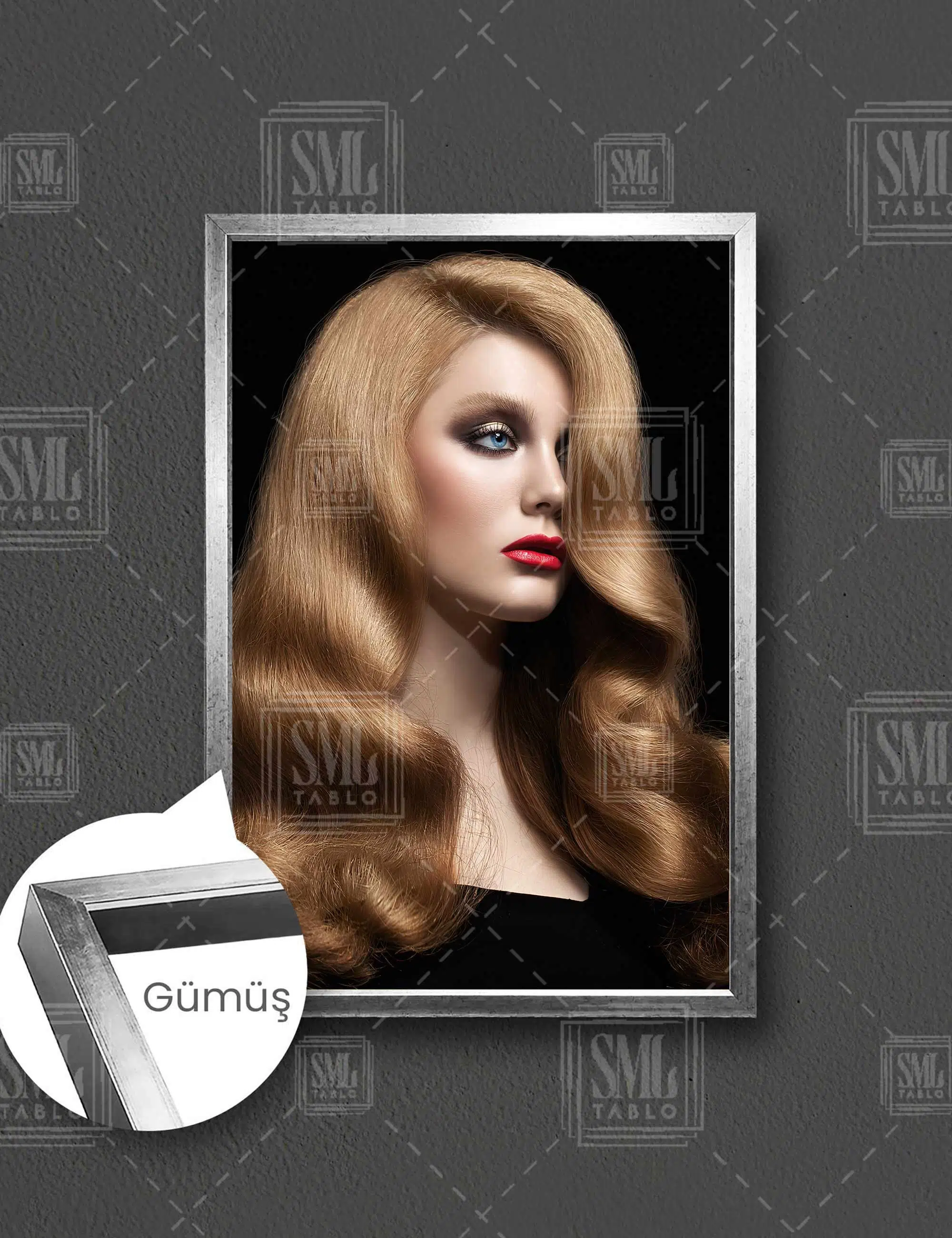 Dalgalı Sarı Saçlı Mavi Gözlü Kuaför Modeli Kırmızı Ruj Make Up Kuaför Dekorasyon Dikey Çerçeveli Kanvas Tablo - Gümüş