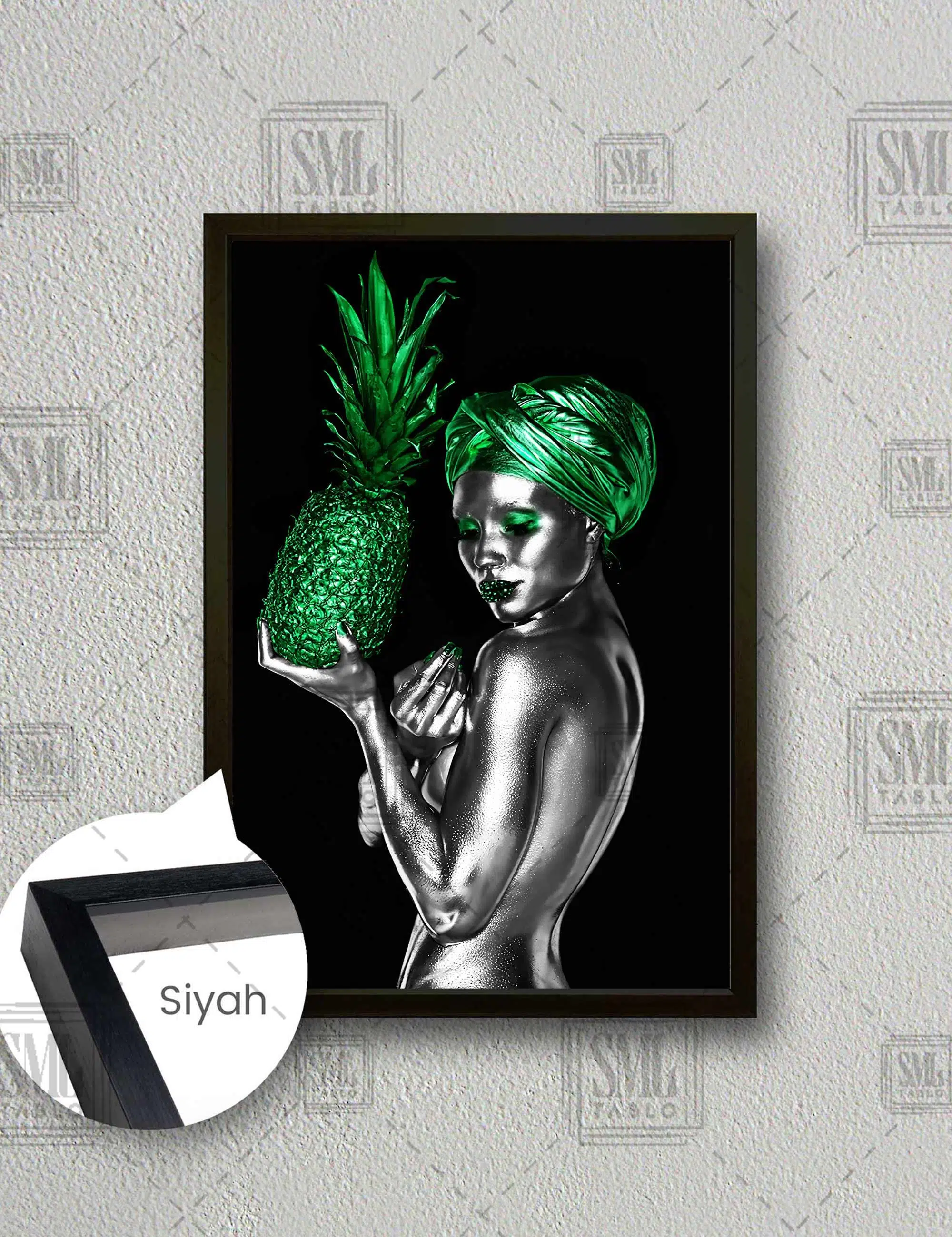 Elinde Ananas Tutan Yeşil Makyajlı Pırıltılı Dudaklı Gümüş Kadın Dekoratif Dikey Çerçeveli Kanvas Tablo - Siyah