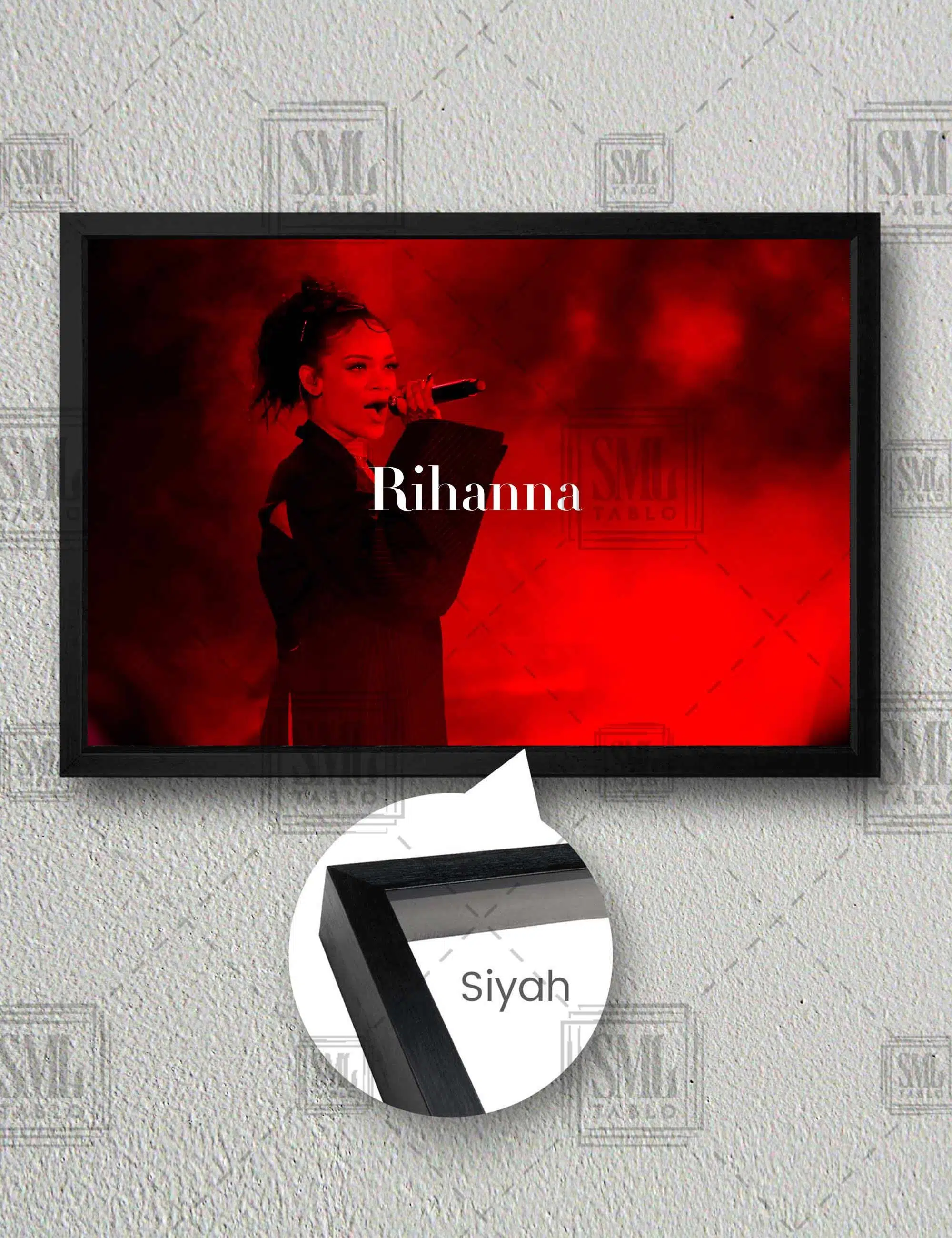 Kırmızı Dumanlar İçinde Şarkı Söyleyen Rihanna Yatay Çerçeveli Kanvas Tablo - Siyah