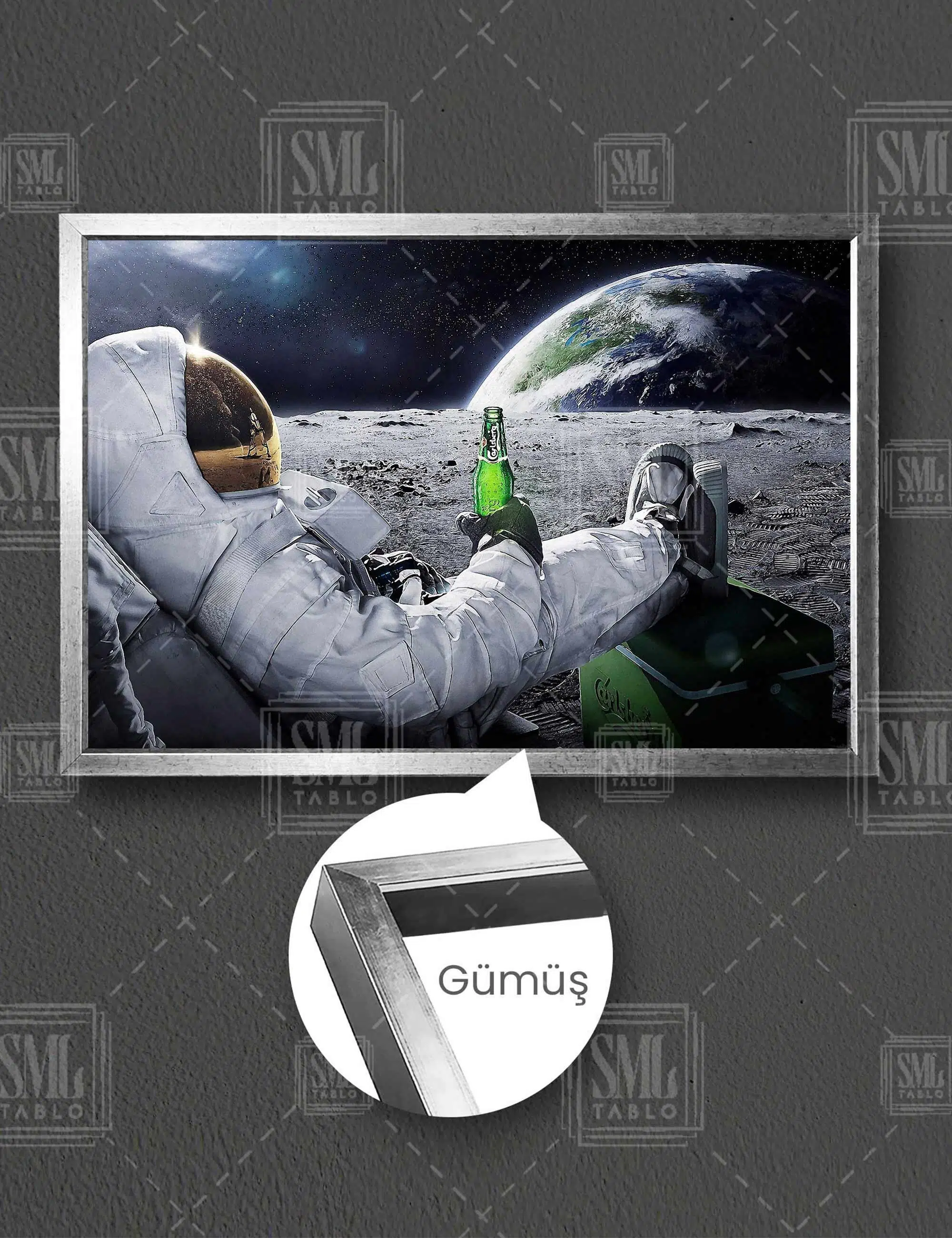 Ayda Bira İçerek Dünyayı İzleyen Astronot Yatay Çerçeveli Kanvas Tablo - Gümüş