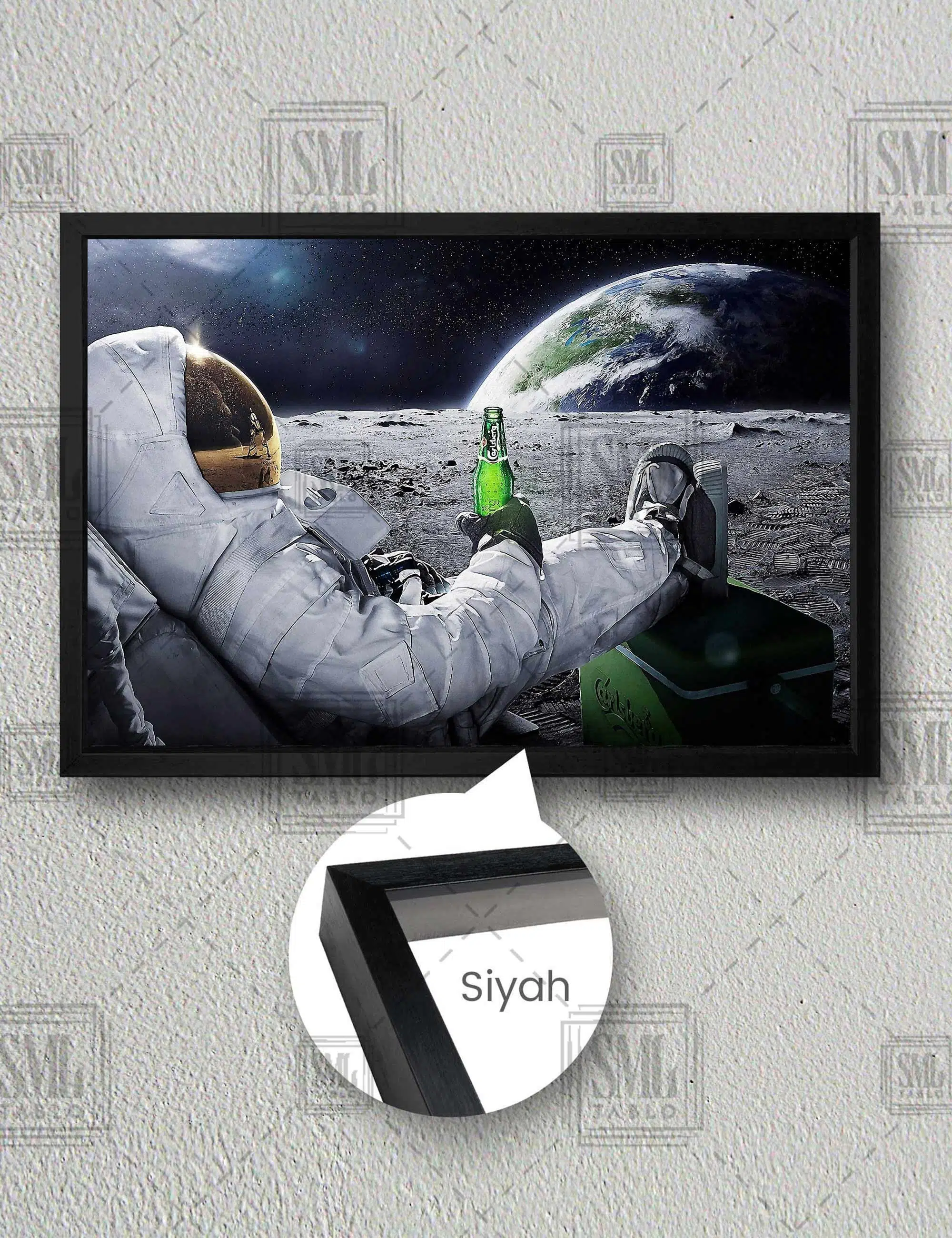Ayda Bira İçerek Dünyayı İzleyen Astronot Yatay Çerçeveli Kanvas Tablo - Siyah